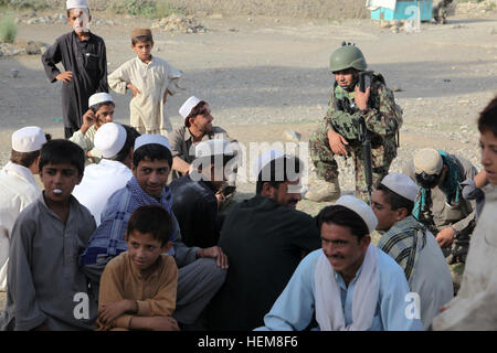 Un esercito nazionale afghano soldato colloqui con gli abitanti dei villaggi locali in Khushki Danda, Khowst provincia, Afghanistan, luglio 29, 2012. Stati Uniti I soldati assegnati al 4° plotone, Delaware Company, il team di Apache, 1° Battaglione (airborne), 501Reggimento di Fanteria, Task Force 4-25, e l'Esercito nazionale afgano sono state conducendo la pattuglia per raccogliere informazioni circa piantato ordigni esplosivi artigianali. (U.S. Esercito foto di Sgt. Kimberly Trumbull/RILASCIATO) noi, soldati afgani condotta presenza patrol attraverso Khushki Danda 120729-un-PO167-056 Foto Stock