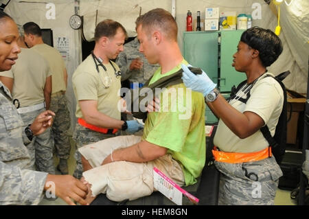 Avieri dal 779th gruppo medico mettere una fionda sul braccio ferito di una finta vittima di una detonazione nucleare in esercizio risposta vibrante a Camp Atterbury manovra comune centro di formazione nel sud indiana Luglio 29. L'esercizio, ospitato da U. S. Esercito Nord, U. S. comando Nord comune del Paese di forza di comando di componente, riunisce circa 9 mila militari e civili provenienti da tutto il paese per simulare la risposta a un attacco terroristico negli Stati Uniti. 779Th gruppo medico affilatrici per competenze come parte della risposta di vibranti 13 120730-A-CP678-182 Foto Stock