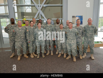 Non ufficiale incaricato gli istruttori a Fort Leonard Wood soddisfare con Sgt. Il Mag. dell'esercito Raymond F. Chandler III durante il suo tour del 1Lt. Giuseppe Terry chimici, biologici, radiologici e nucleari Responder Training Facility, 2 agosto 2012. Sergente maggiore dell'esercito osserva la formazione a Fort Leonard Wood 640089 Foto Stock