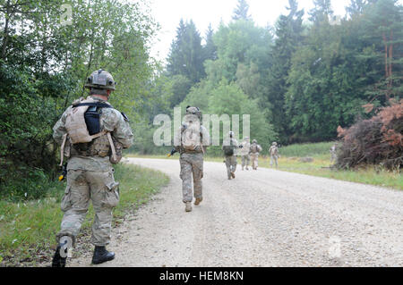 Georgiano soldati dell esercito dalla società Delta, XXXII battaglione di fanteria condurre una pattuglia durante una missione prove generali di esercizio (MRE) al giunto multinazionale Centro Readiness in Hohenfels, Germania, 3 Agosto, 2012. Mre sono progettati per preparare le unità per la distribuzione per l'Afghanistan teatro di operazioni per condurre counterinsurgency, stabilità e le operazioni di trasporto a sostegno della NATO International Security Assistance Force. (U.S. Esercito foto di Spc. Stephen Solomon/RILASCIATO) Georgian xxxii battaglione di fanteria missione prove generali di esercizio 120803-A-GG082-004 Foto Stock