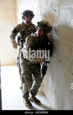 Georgiano soldati dell esercito di Charlie Company, XXXII battaglione di fanteria pratica eliminazione di un edificio durante una missione prove generali di esercizio (MRE) al giunto multinazionale Centro Readiness in Hohenfels, Germania, 3 Agosto, 2012. Mre sono progettati per preparare le unità per la distribuzione per l'Afghanistan teatro di operazioni per condurre counterinsurgency, stabilità e le operazioni di trasporto a sostegno della NATO International Security Assistance Force. (U.S. Esercito foto di Sgt. Eric M. Garland II/RILASCIATO) Georgian xxxii battaglione di fanteria missione prove generali di esercizio 120803-A-ML570-010 Foto Stock