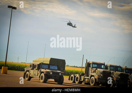 Un UH-60 Black Hawk elicottero dal Sud Dakota esercito guardia nazionale del primo battaglione, 189Reggimento di aviazione, di Rapid City, terre a condurre attività di formazione medici su procedure di evacuazione con i soldati della 740th azienda di trasporti in Milbank, S.D., e il Agosto 4, 2012. (SDNG foto di Sgt. Kathleen Holscher) unità di guardia treni su convoglio attacchi, evacuazione medica 120805-A-AB123-105 Foto Stock