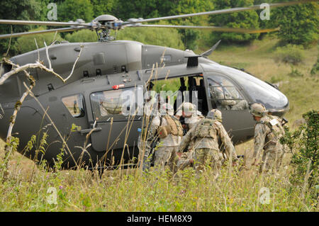 Soldati georgiani dalla trentaduesima battaglione di fanteria invia la vittima all'elicottero per evacuazione medica durante una missione prove generali di esercizio (MRE) al giunto multinazionale Centro Readiness in Hohenfels, Germania, 11 Ago, 2012. Mre sono progettati per preparare le unità per la distribuzione per l'Afghanistan teatro di operazioni per condurre counterinsurgency, stabilità e le operazioni di trasporto a sostegno della NATO International Security Assistance Force. (U.S. Esercito foto di Sgt. Eric M. Garland/RILASCIATO) Georgian xxxii battaglione di fanteria missione prove generali di esercizio 120811-A-ML570-005 Foto Stock