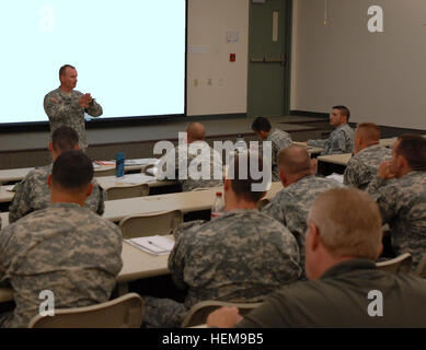 Col. Dennis Sullivan, comandante della brigata 2a combattere la squadra, parla a seconda BCT principali leader durante un contatore insurrezione seminario tenuto da ago 20-24 a Fort Drum le missioni di addestramento complesso. 2° BCT partecipa al seminario di monete 653949 Foto Stock