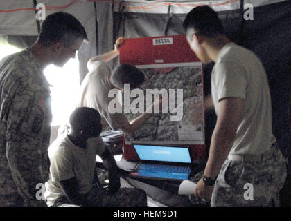 Soldati dal 4° Battaglione, 31 Reggimento di Fanteria, 2° Brigata Team di combattimento, decimo Montagna divisione, plot di punti su una mappa durante il supporto di intelligence Gruppi di formazione, ago 27-30, tenutosi presso il quartier generale di brigata sulla Fort Drum. 2BCT soldati treno competenze critiche 653994 Foto Stock