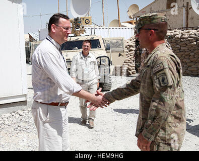 Provincia di Logar, Afghanistan -- Il primo ministro della Repubblica ceca, Petr Nečas (sinistra) è accolto da U.S. Esercito Col. Andrew Rohling, comandante del 173rd Airborne Brigade Combat Team, a inoltrare una base operativa gambo, provincia di Logar, Afghanistan, Sett. 2. Nečas incontrato Rohling dopo la visita con il ceco Provincial Reconstruction Team che è anche in base a gambo FOB. (U.S. Esercito Foto di Sgt. Michael Spada, TF 173 Affari pubblici) Repubblica ceca PM visite gambo FOB 657027 Foto Stock