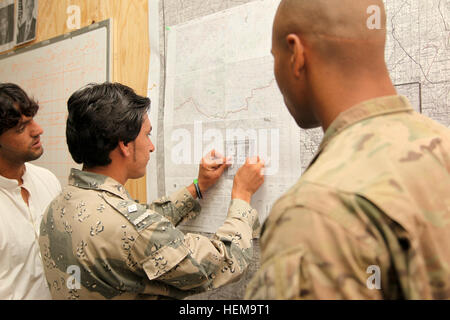 Un confine afghano funzionario di polizia tenute un punto durante una mappa classe lettura insegnato dalla U.S. Esercito il Mag. Shaalin David, assegnato al Team Hatchet, 1° Battaglione (airborne), 501fanteria, Task Force 4-25, sul combattimento avamposto Bowri Tana, provincia di Khost, Afghanistan, Sett. 9, 2012. (U.S. Esercito foto di Sgt. Kimberly Trumbull/RILASCIATO) ABP Mappa classe 120909-un-PO167-069 Foto Stock