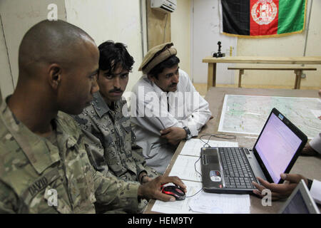 Stati Uniti Esercito il Mag. Shaalin David, assegnato al Team Hatchet, 1° Battaglione (airborne), 501fanteria, Task Force 4-25, spiega a una frontiera afgana funzionario di polizia come completare un'attività in Microsoft Excel sul combattimento avamposto Bowri Tana, provincia di Khost, Afghanistan, Sett. 9, 2012. La polizia praticati utilizzando programmi come Microsoft Office per aiutare con la gestione dell'azienda. (U.S. Esercito foto di Sgt. Kimberly Trumbull/RILASCIATO) ABP classe computer 120909-un-PO167-170 Foto Stock