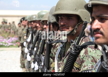 L Esercito nazionale afgano (ANA) i soldati stand in formazione al di fuori di Bagram Air Field, Parwan provincia, Afghanistan, Sett. 10, 2012. I soldati, parte di un'ANA guardia d'onore, erano in attesa del sollevamento della nazionale afghano di bandiera su una prigione. (U.S. Esercito foto di Spc. Andrew Claire Baker/RILASCIATO) cambiamento della prigione di autorità 120910-A-NI188-034 Foto Stock