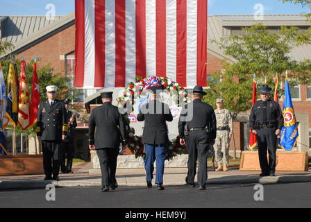 I membri di Fort del tamburo di servizi di emergenza le squadre si avvicinano al 9/11 memorial a Clark Hall. Fort Drum 9-11 ghirlanda di cerimonia di posa 120911-A-MO557-546 Foto Stock