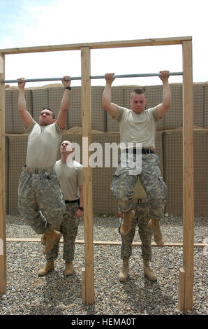 I paracadutisti con 1° Battaglione, 319Airborne campo reggimento di artiglieria, ottantaduesima Airborne Division, fare pull-up in una palestra a cielo aperto i loro leader costruito 27 aprile 2007, a operazioni di emergenza Base Speicher, Iraq. Stati Uniti Esercito foto di Sgt. Joshua R. Ford (rilasciato) US Army pull-up Foto Stock