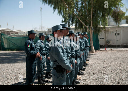 Polizia nazionale afgana officer laureati stand in formazione per ricevere i loro certificati a una cerimonia di laurea sett. 20, 2012 a Kandahar Training Center su Camp Nathan Smith, Afghanistan. Appena nominato ufficiali sarà responsabile per la conduzione di training e poliziotti afghani e le donne nella provincia di Kandahar. In piedi orgoglioso 120920-A-NC823-040 Foto Stock