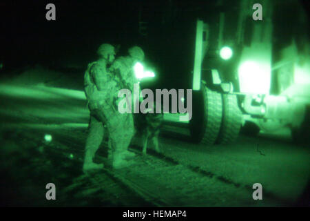 Stati Uniti Aviatore, servendo con 455th Expeditionary forze di sicurezza squadrone e un militare di cane da lavoro cercare ordigni esplosivi artigianali durante una missione di guardare a una nazione afgana avamposto di polizia al di fuori di Bagram Air Field, Parwan provincia, il 5 ottobre 2012. (U.S. Foto dell'esercito da Staff Sgt. Kelvin Lovelist / rilasciato) Missione Overwatch 121005-A-DL472-139 Foto Stock