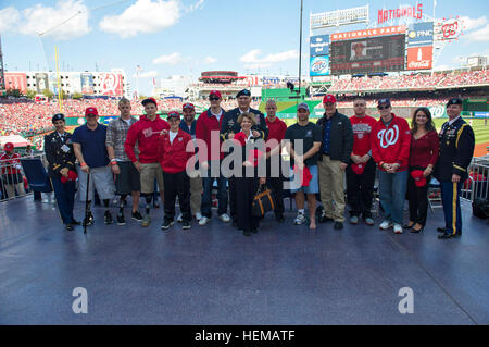 Stati Uniti Capo di Stato Maggiore dell Esercito gen. Raymond T. odierno e moglie Linda posano per una fotografia con combattenti feriti a cittadini vs Cardinali gioco al Nationals Stadium di Washington, D.C. Il 10 di ottobre, 2012. Combattenti feriti e servizio attivo il servizio militare i deputati sono stati onorati durante il gioco con una standing ovation dai fan. (U.S. Foto dell'esercito da Staff Sgt. Teddy Wade/RILASCIATO) Flickr - STATI UNITI Esercito - combattenti feriti a cittadini gioco Foto Stock