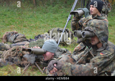 Xxi Theatre supporto comando ingegneri Spc. Stephen Wolfinger (blu watch cap) un nativo di Milton Mills, N.H., e SPC. Kenneth Barnhart (black Watch cap) un nativo di Fort Worth, Texas, la ricerca di un cecchino durante il Tedesco Scuola di Cecchino ott. 22 a Hammelburg, Germania. Wolfinger, 541st Sapper Company, e Barnhart, 370Sapper Company, sono stati selezionati dal 54th Engineer battaglione, ingegnere xviii brigata di partecipare in tedesco Sniper la scuola come un approccio per rafforzare le relazioni con i suoi alleati tedeschi. (Foto di Spc. David Huddleston, ingegnere xviii brigata affari pubblici, XXI TSC) U.S Foto Stock