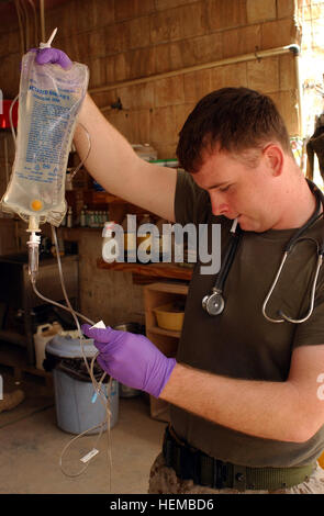 Un servizio siamo stati con il Charlie Team Medico, 3° Brigata Battaglione di supporto, fissato al 1° Brigata, terza divisione di fanteria prepara le attrezzature presso il Camp di Ramadi in Iraq il 7 maggio 2007. Il 1° Brigata, terza divisione di fanteria sta attualmente lavorando con II MEF (FWD) a sostegno dell'Operazione Iraqi Freedom in Al Anbar provincia dell'Iraq (MNF-W) per sviluppare le forze di sicurezza irachene, facilitare lo sviluppo ufficiale di stato di diritto attraverso il governo democratico di riforme e continuare lo sviluppo di un mercato basato economia centrata sulla ricostruzione irachena. (US Army foto di SGT Timothy Stephens) Foto Stock