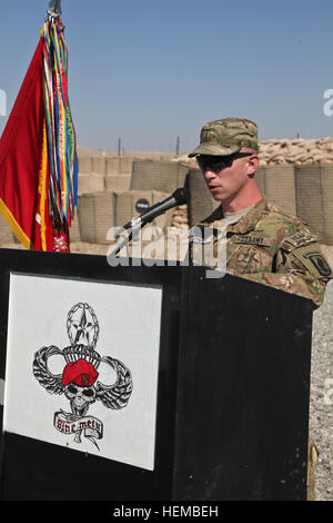 Stati Uniti Esercito 2 Lt. Aaron Greer parla al cambiare della cerimonia di comando in avanti una base operativa gambo, Ottobre 29, 2012, nella provincia di Logar, Afghanistan. Greer è assegnato alla batteria alfa, 4° Battaglione, campo 319artiglieria, 173rd (Airborne) vigili del Team di combattimento. (U.S. Esercito foto di Spc. Alexandra Campo/RILASCIATO) Cambiamento della cerimonia di comando 121029-A-RT803-264 Foto Stock