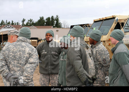 Un convoglio composto da 3° Brigata truppe speciali Battaglione, 3° Brigata Team di combattimento, decimo Montagna divisione (LI) HEMTT Fuelers defunti Fort Drum su nov. 5, 2012. Il convoglio di destinazione è Base comuneGuire-Dix Mc-Lakehurst nel New Jersey dove potranno assistere alla Guardia Nazionale nella sabbia Superstorm soccorsi e fornire combustibile ai soccorritori di emergenza nella zona. Il HEMTT M978 è una massa del liquido trasportatore, una autocisterna con un 2.500 Gallone del serbatoio carburante e modulo di rialimentazione. HEMTT Fuelers partono Fort Drum 776464 Foto Stock