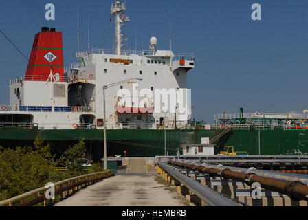 GUANTANAMO Bay a Cuba - Nave in Houston, una petroliera assunti dai militari Sealift Command, dock a U.S. Stazione navale di Guantánamo Bay a sostegno del funzionamento risposta unificata, Gennaio 19, 2010. Houston è stata noleggiata da Norfolk, Virginia, per portare il combustibile addizionale a Guantánamo Bay, che serve come un hub logistico nell'assistenza umanitaria missione per assistere le vittime del gen. 12, 2010 Terremoto ad Haiti. (JTF Guantanamo foto dal personale dell'esercito Sgt. Blair Heusdens) non classificato - cancellati per il rilascio. Per ulteriori informazioni contattare Joint Task Force Guantanamo Affai pubblica Foto Stock