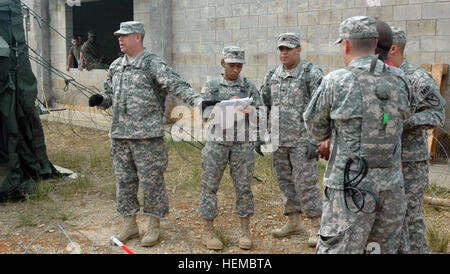 In questa immagine, rilasciato dalla JTF-71 (MEB), membri della 606th Polizia Militare società condotta detenuto la formazione di Camp Hansen a Okinawa, nov. 6, 2012. Ogni anno questo periodo di formazione migliora l'unità di funzionalità e mantiene la loro polizia militare competenze fresche. Foto di esercito Spc. Mario Padilla. Texas guardie costruire relazioni internazionali attraverso la formazione 818174 Foto Stock