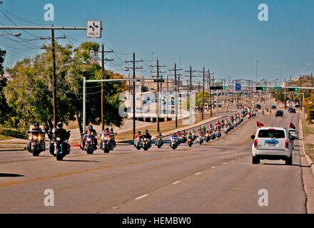 FORT HOOD, Texas -- una lunga linea di motocicli avvolge il serbatoio Destroyer Boulevard alla fine del settimo Phantom annuale Thunder Mentorship di viaggio da Fort Hood al Texas centrale stato cimitero dei veterani nov. 7. La corsa viene condotta ogni anno dall'ottantanovesimo militari di polizia e dei vigili del fuoco e ha attirato più di 700 piloti di quest'anno. (U.S. Esercito foto di Sgt. Ken cicatrice, 7 Mobile degli affari pubblici distacco) 89Polizia Militare Brigata conduce i veterani del giorno motociclo rally a Fort Hood 121107-A-ZU930-012 Foto Stock