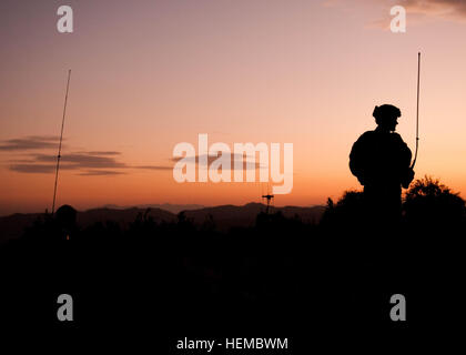 Provincia KHOWST, Afghanistan - U.S. Soldato dell'esercito con il primo plotone, la società B, 3° Battaglione, 187th Reggimento di Fanteria, 3° Brigata Team di combattimento, 101st Airborne Division (Air Assault), esegue un controllo di radio in cima poco Gherghara nel quartiere Sabari, nov. 7, 2012. 1 Plt. e l esercito nazionale afghano soldati impostare un punto di osservazione per osservare i modelli di vita durante la notte per fornire intelligenza per una missione il giorno seguente. (U.S. Esercito foto di Sgt. Christopher Bonebrake, 115Mobile degli affari pubblici distacco) Rakkasans conquista di montagna per fornire overwatch 121107-A-GH622-065 Foto Stock