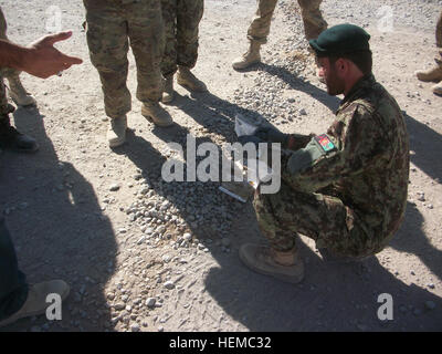 Un esercito nazionale afghano soldato da quarta brigata, 203rd Corps percorso gioco Società raccoglie le testimonianze di una simulazione di pericolo esplosivo come formatori del 102º Sapper Company, fuori di Fort Bragg, N.C., osservare. (Foto di U.S. Esercito 1Lt. Tyler Dovel, Task Force ostinati degli affari pubblici) itinerario afghano soldati gioco treno con gli ingegneri Americani 121114-A-Q1494-120 Foto Stock