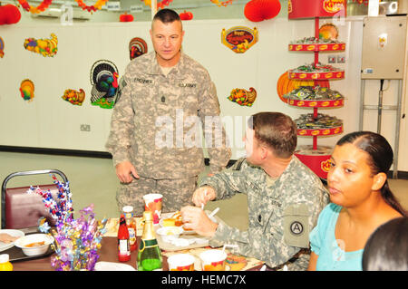 Il comando Sgt. Il Mag. Stephan Frennier, Terza Armata/ARCENT arruolati senior advisor, soldati augura felice ringraziamento a Camp Arifjan, Kuwait, nov. 22, 2012. Il comando Sgt. Il Mag. Frennier ha anche preso il tempo di servire la cena al servizio dei membri e i civili a Camp Arifjan. Terza Armata ringraziamento 121122-A-MH600-853 Foto Stock