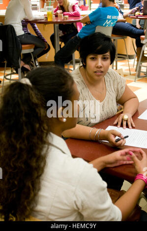 Yasmin Ramirez, (destra) un mentor della gioventù con i ragazzi e le ragazze di club di El Paso, Texas, si prende il tempo necessario per parlare e mettersi in pari con Cheyenne Briddell, età 15, un adolescente supervisionato da Ramirez per gli ultimi cinque mesi, durante una riunione per un adolescente mentorship programma, Nov 28, al Milam attività giovanili centro, Fort Bliss, Texas. (Foto di Staff Sgt. Jes L. Smith, XVI Mobile degli affari pubblici distacco) soddisfare la vostra guida parte 4, il creative mentor al cuore 121128-A-QY605-891 Foto Stock