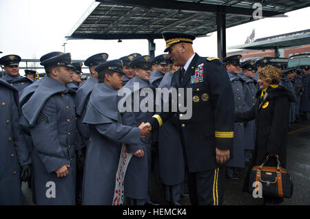 Stati Uniti Capo di Stato Maggiore dell Esercito gen. Raymond T. odierno e moglie Linda cadetti saluto da parte degli Stati Uniti Accademia militare al di fuori del Lincoln Financial Field prima dell'esercito 113vs. Navy gioco di calcio, 8 dicembre, 2012, a Philadelphia. (U.S. Foto dell'esercito da Staff Sgt. Teddy Wade/RILASCIATO) 113Army vs Navy gioco calcio 121208-A-AO884-009 Foto Stock