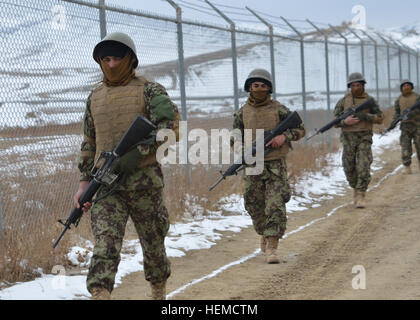 Esercito Nazionale Afghano soldati vestiti di equipaggiamento protettivo portano le loro armi a bassa pronto durante una pattuglia al di fuori della posizione di avanzamento Base Operativa Thunder, Afghanistan, Dic 17, 2012. La pattuglia è servita come una parte di ANA di tre mesi di corso di formazione di base. (U.S. Foto dell'esercito da Capt. Leslie Reed, 115Mobile degli affari pubblici distacco). Esercito Nazionale Afghano partecipanti provano per le future missioni 121217-A-NJ272-005 Foto Stock