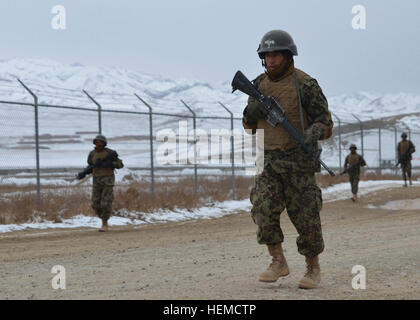 Esercito Nazionale Afghano soldati ritmo e distanza stessi lungo una strada, durante una pattuglia al di fuori della posizione di avanzamento Base Operativa Thunder, Afghanistan, Dic 17, 2012. I soldati hanno marciato, praticato il braccio e la mano segnali, e riferirono coprire posizioni lungo il percorso. La pattuglia è servita come una parte di ANA di tre mesi di corso di formazione di base. (U.S. Foto dell'esercito da Capt. Leslie Reed, 115Mobile degli affari pubblici distacco). Esercito Nazionale Afghano partecipanti provano per le future missioni 121217-A-NJ272-004 Foto Stock