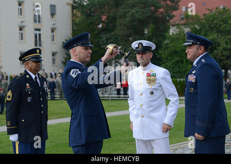 Stati Uniti Air Force Chief Master Sgt. Craig Adams, centro in arrivo arruolati senior leader degli Stati Uniti Comando europeo ispeziona il sottufficiale cutlass come Stati Uniti Flotta navale Master Chief Roy Maddocks Jr e Air Force gen. Philip Breedlove, a destra il comandante generale degli Stati Uniti EUCOM guardare, durante il cambio di responsabilità cerimonia al Washington Square, la caserma di patch, Stoccarda, Germania, 14 agosto 2013. Adams ha assunto la responsabilità da Maddocks, uscente arruolati senior leader degli Stati Uniti EUCOM, ritiratosi dopo 36 anni di servizio. (U.S. Foto dell'esercito da Richard Herman/rilasciato) Foto Stock