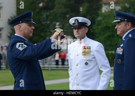 Stati Uniti Air Force Chief Master Sgt. Craig Adams, a sinistra in entrata arruolati senior leader degli Stati Uniti Comando europeo ispeziona il sottufficiale cutlass come Stati Uniti Flotta navale Master Chief Roy Maddocks Jr., centro e Air Force gen. Philip Breedlove, il comandante generale degli Stati Uniti EUCOM guardare, durante il cambio di responsabilità cerimonia al Washington Square, la caserma di patch, Stoccarda, Germania, 14 agosto 2013. Adams ha assunto la responsabilità da Maddocks, uscente arruolati senior leader degli Stati Uniti EUCOM, ritiratosi dopo 36 anni di servizio. (U.S. Foto dell'esercito da Richard Herman/rilasciato) Foto Stock