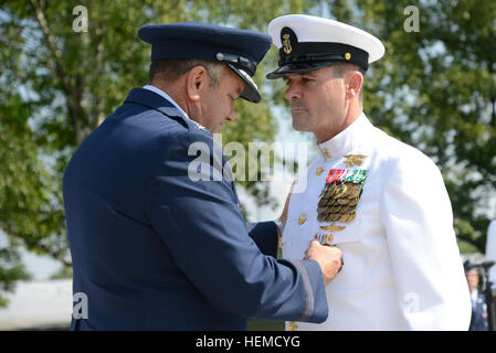 Stati Uniti Air Force gen. Philip Breedlove, sinistra, il comandante generale dell'U.S. Comando europeo (EUCOM), perni della difesa Superior medaglia di servizio negli Stati Uniti. Flotta navale Master Chief Roy Maddocks Jr. in uscita arruolati senior leader degli Stati Uniti EUCOM, durante il cambio di responsabilità cerimonia al Washington Square, la caserma di patch, Stoccarda, Germania, 14 agosto 2013. Stati Uniti Air Force Chief Master Sgt. Craig Adams, in arrivo arruolati senior leader degli Stati Uniti EUCOM assume la responsabilità da Maddocks durante la cerimonia, celebrata da Breedlove. Maddocks in pensione dopo 36 anni di servizio. (U.S. Esercito ph Foto Stock