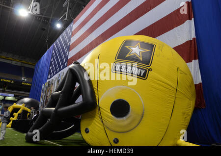 La bandiera americana e caschi a palloncino, in rappresentanza di entrambi i team che partecipano al 2013 U.S. Esercito ciotola All-American, sono state esposte al Alamodome a San Antonio Gen 3, 2013. I display sono stati impostati durante un Texas barbecue in stile cena accogliente soldati, gli atleti degli studenti e musicisti, e le loro famiglie. Durante la cena, top high school marching band di musicisti, gli insegnanti ed i membri della Comunità sono stati riconosciuti con premi per i loro successi. L esercito ha ospitato la Coppa All-American in San Antonio dal 2002, evidenziando le 90 migliori di alta scuola calcio giocatori e 125 migliori alta Foto Stock