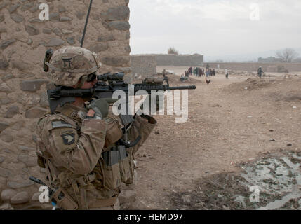 Stati Uniti Esercito 1Lt. Jack Abate, il comandante di plotone per il secondo plotone, Bravo Company, 3° Battaglione, 187th Reggimento di Fanteria, 3° Brigata, 101st Airborne Division (Air Assault), tira la sicurezza durante una pattuglia nella provincia di Khost, Afghanistan, 11 genn. 2013. Il plotone condotto una pattuglia attraverso un villaggio nella provincia di Khost, guidati dall'esercito nazionale afghano. (U.S. Esercito foto di Spc. Alex Kirk Amen/RILASCIATO) esercito nazionale afghano conduce pattugliamento comune attraverso villaggi locali 130111-A-NS855-017 Foto Stock