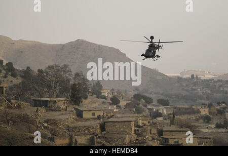 Un OH-58D Kiowa elicottero assegnato alla Task Force No Mercy assiste con operazioni fornendo aria copertura a U.S. I soldati con truppe C 1° Stormo, xxxiii reggimento di cavalleria, 3° Brigata Combat Team 'Rakkasans', 101st Airborne Division (Air Assault), in Nadir Shah Kot distretto, Khowst Provincia, Afghanistan, Gennaio 12, 2013. La missione allo scopo di raccogliere informazioni da anziani del villaggio e disgregare possibili attività di insorti nella zona. (U.S. Esercito foto di Spc. Brian Smith-Dutton/RILASCIATO) ANSF contatore di piombo insurrezione in missione, trovare IED 130112-A-TT250-360 Foto Stock