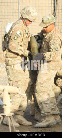 Stati Uniti Army Spc. Taylor Barnes (sinistra), nativo di Canandaigua, N.Y., è un artilleryman assegnato alla batteria B, 3° Battaglione, campo 320reggimento di artiglieria, 3° Brigata Combat Team 'Rakkasans", 101st Airborne Division (Air Assault), riceve le munizioni per una missione di fuoco a Camp Clark, Afghanistan, 14 gennaio 2013. Barnes aderito all'esercito a causa della storia di famiglia e sentire il bisogno di fare la sua parte per il suo paese. (U.S. Esercito foto di Spc. Brian Smith-Dutton, TF 3/101 Affari pubblici) Soldato "vivere il sogno' come artilleryman 130114-A-TT250-601 Foto Stock