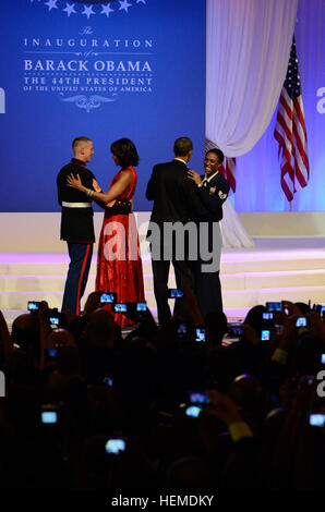 Il presidente Barack Obama danze con U.S. Air Force Staff Sgt. Bria Nelson di Indianapolis, Ind. come First Lady Michelle Obama danze con U.S. Marine Corps Gunnery Sgt. Timothy Easterling di Barnwell, S.C., durante il comandante in capo a sfera inaugurale tenutasi presso la Walter E. Washington Convention Center di Washington, 21 gennaio, 2013. (U.S. Foto dell'esercito da Staff Sgt. Opal Vaughn/RILASCIATO) Obama e la sfera inaugurale 130121-A-MM054-351 Foto Stock