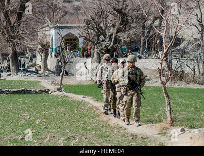 Provincia KHOWST, Afghanistan - soldati di truppa B, 1° Stormo, xxxiii reggimento di cavalleria, 3° Brigata Team di combattimento, 101st Airborne Division (Air Assault), tirare la sicurezza in remoto villaggio di Kote Kheyl durante una pattuglia di sicurezza a un collegamento con il loro esercito nazionale afgano e afghano di polizia in uniforme omologhi in provincia Khowst, Afghanistan, Gennaio 31, 2013. Squadrone B è affidato il compito di formazione e guida la ANA e AUPto prendere nel corso delle operazioni di sicurezza in Afghanistan. (U.S. Foto dell'esercito da Staff Sgt. Zach Holden, 115Mobile degli affari pubblici distacco) in piedi nelle ombre 130131-A-LM216-001 Foto Stock