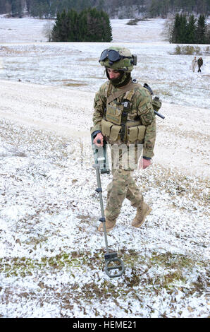 Un esercito georgiano soldato da Bravo Company, 42nd luce battaglione di fanteria utilizza un Taloni rivelatore di metalli per eseguire la scansione alla ricerca di possibili finti esplosivi durante una missione prove generali di esercizio (MRE) al giunto multinazionale Centro Readiness in Hohenfels, Germania, Febbraio 3, 2013. Un errore MRE è progettato per treno e valutare una unità la capacità di condurre il combattimento e operazioni di counterinsurgency, e per integrare in un U.S. Marine Corps Regimental Combat team schierato a sostegno della Forza internazionale di assistenza alla sicurezza le operazioni in Afghanistan. (U.S. Esercito foto di Spc. James Stokes/RILASCIATO) Georgian Regimental Foto Stock