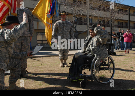 A nove anni nativo di Houston Neil Sawh (destra) prende il giuramento di arruolamento data da San Francisco tenente nativo Col. Jay Miseli (sinistra), il comandante del 1° Stormo, 7 " Garryowen " reggimento, 1° Brigata Team di combattimento, 1° Divisione di cavalleria, come New Orleans native command Sgt. Il Mag. William Burford (centro) guarda a. Sawh è stato realizzato un membro onorario di GarryOwen ad una cerimonia, 8 Febbraio presso lo squadrone il quartier generale a Fort Hood, Texas. Garryowen aiuta boy diventato soldato di cavalleria per un giorno 130208-A-ZZ247-0567 Foto Stock