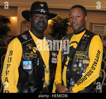 Kevin Briscoe, a destra della cub presidente e Tilden Morgan, un oratore ospite, sia con i soldati della Buffalo Moto Club, Killeen Charter, partecipare alla storia nero mese osservanza evento nel Club il cofano in corrispondenza di Fort Hood in Texas, febbraio 13, 2013. (U.S. Esercito foto di Sgt. Kyle Fisch/RILASCIATO) Storia nero mese osservanza lascia l'impressione con la danza, poesia 130213-A-PK277-458 Foto Stock