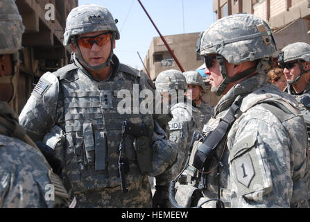 Lt. Gen. Ray odierno, comandante del corpo multinazionale - Iraq, sinistra, colloqui al Col. Ricky Gibbs, comandante della brigata 4a, 1a divisione di fanteria, Sabato, 16 giugno 2007, al di fuori di Gator avamposto di combattimento a Baghdad del quartiere di Dora. Odierno e Gibbs ha appena completato un tour dell'avamposto. Generali Tour avamposto 47669 Foto Stock