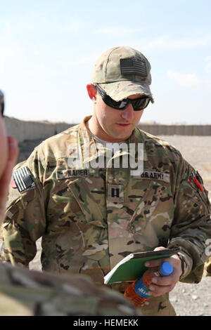 Stati Uniti Esercito Capt. Jonathan Naber, una evacuazione medica pilota, assegnato alla società C, 2° Battaglione, 149Supporto Generale di Brigata Aerea, evacuazione medica azienda con sede fuori di Oklahoma e Texas, conduce il pilota in comando pre-volo controlli prima di volare una evacuazione medica missione di formazione il 20 febbraio a inoltrare una base operativa Orgun-E, Afghanistan. (U.S. Esercito foto di Sgt. Mark A. Moore II) US Army Capt. Jonathan Naber conduce un pilota in comando controlli preflight 879688 Foto Stock