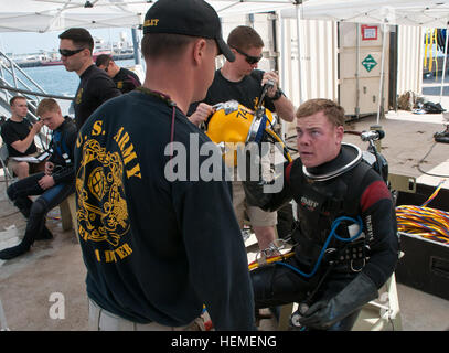 Il personale Sgt. Eric Bailey, un comando esercito qualificato supervisore di immersioni con l'ingegnere 74Dive distacco, distribuito dalla base comune Langley-Eustis, Virginia, esegue un post-immersione health check e riceve il 'Ok' gesto mano Feb. 21 dal PFC. Brendan Milham al Sea Point di dello sbarco/imbarco, Kuwait. Ha completato la sua porzione dell'unità di saldatura subacquea esercizio mentre utilizzando una torcia raggiungendo 10.000 gradi Fahrenheit. (Foto di U.S. Army Sgt. Mica VanDyke, Terza Armata/ARCENT Affari pubblici) esercito divers splash headfirst nella formazione 130221-A-KU062-169 Foto Stock