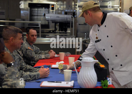 Spc. David Bloch, un ferro da stiro Chef concorrente con 126Transportation Company, 189contro il supporto del battaglione di supporto, e l'alba, Fla., nativo, serve acqua per la 82a supporto del comando dei vigili del fuoco e del team Giudici durante la LSA Est di Bragg ristoranti della struttura Chef di ferro della concorrenza a LSA Est di Bragg Dining Facility, 1 marzo. Ottantaduesima supporto soldati brigata competere in Top Chef concorrenza 130301-A-QD996-016 Foto Stock