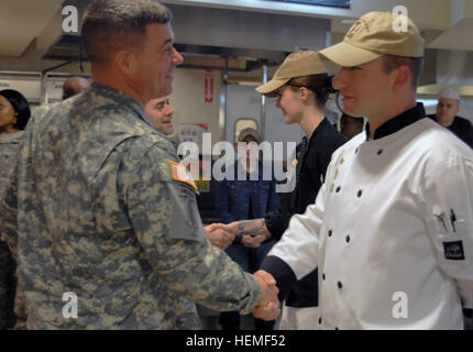 (Da sinistra a destra) Col. Christopher Sharpsten, ottantaduesima supporto comandante di brigata e Massena, N.Y., nativo, si congratula con SPC. David Bloch, un ferro da stiro Chef concorrente con 126Transportation Company, 189contro il supporto del battaglione di supporto, e l'alba, Fla., nativo, sulla sua vittoria durante la LSA Est di Bragg ristoranti della struttura Chef di ferro della concorrenza a LSA Est di Bragg Dining Facility, 1 marzo. Ottantaduesima supporto soldati brigata competere in Top Chef concorrenza 130301-A-QD996-017 Foto Stock