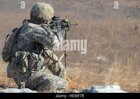 Stati Uniti Army Spc. John McCliment con l'ottantaduesima Airborne Division si impegna gli obiettivi mentre competere nella sessione inaugurale Gainey Cup a Fort Benning, Ga., Marzo 4, 2013. Ospitato da parte del governo degli STATI UNITI Esercito Scuola Armor, il concorso nazionale denominato per pensionati Comando Esercito Sgt. Il Mag. William Gainey misurata conoscenza e competenza tattico in ricognizione e delle operazioni di protezione. (U.S. Esercito foto di Sgt. 1. Classe Raymond Piper/RILASCIATO) Gainey Cup - live fire 880252 Foto Stock